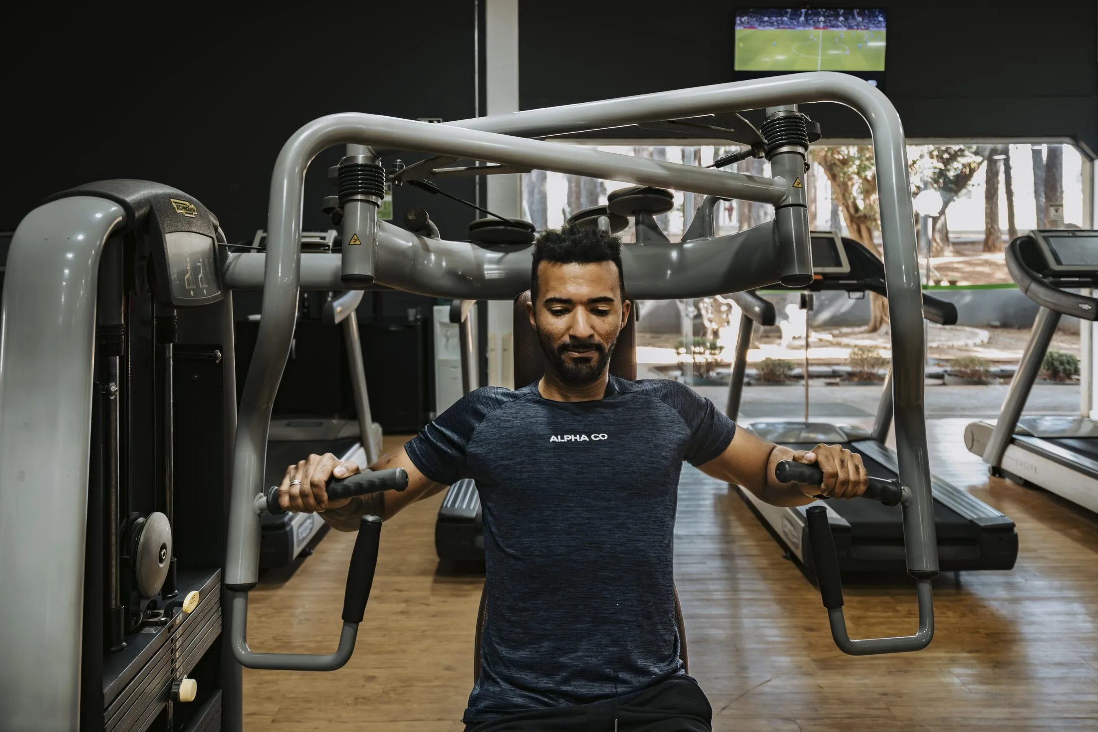 Área de musculação com equipamentos Technogym