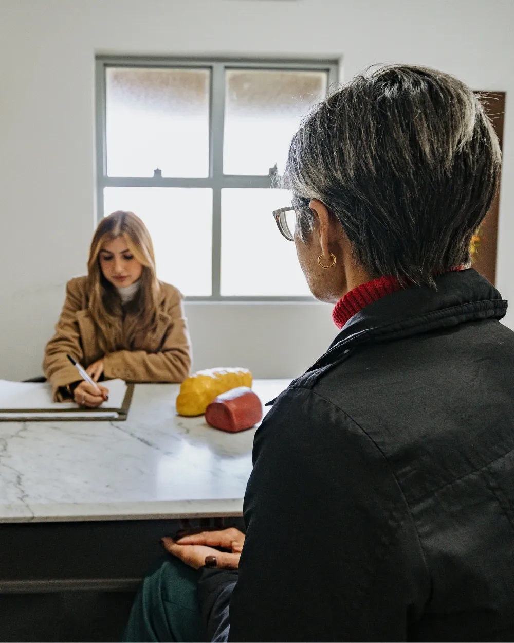 Médico do Spa Sorocaba conversando com hóspede sob luz natural