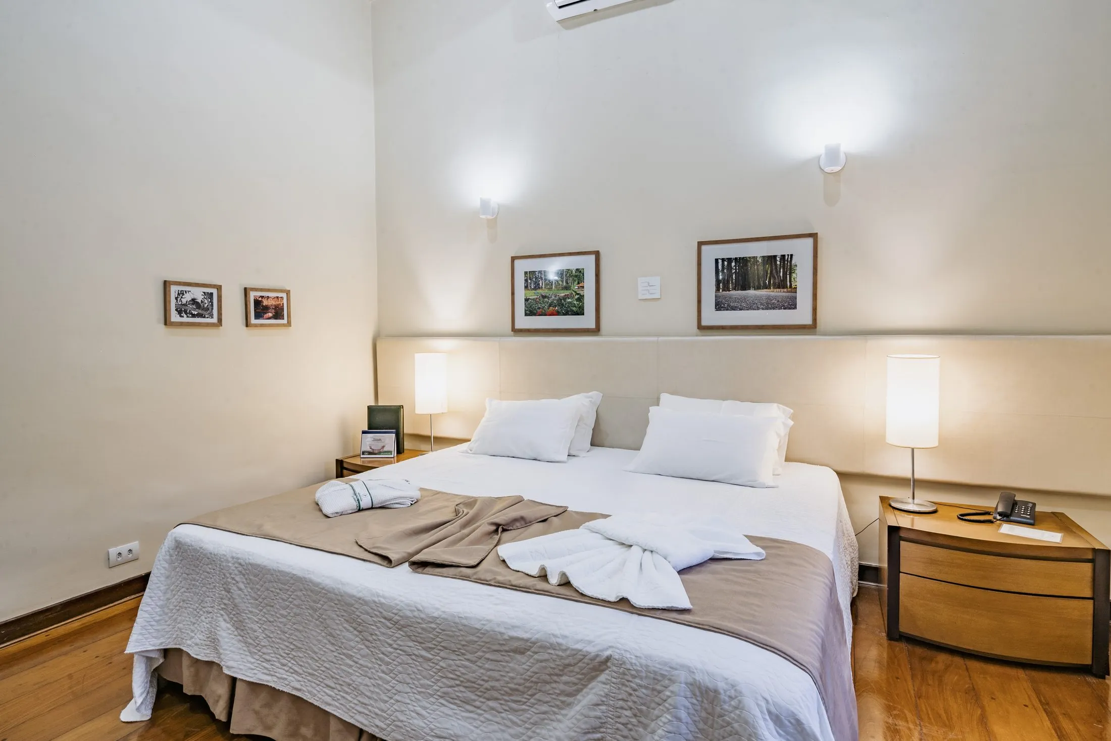 Suíte VIP com cama super king e piso de madeira