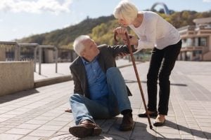 Prática de exercícios e queda de idosos